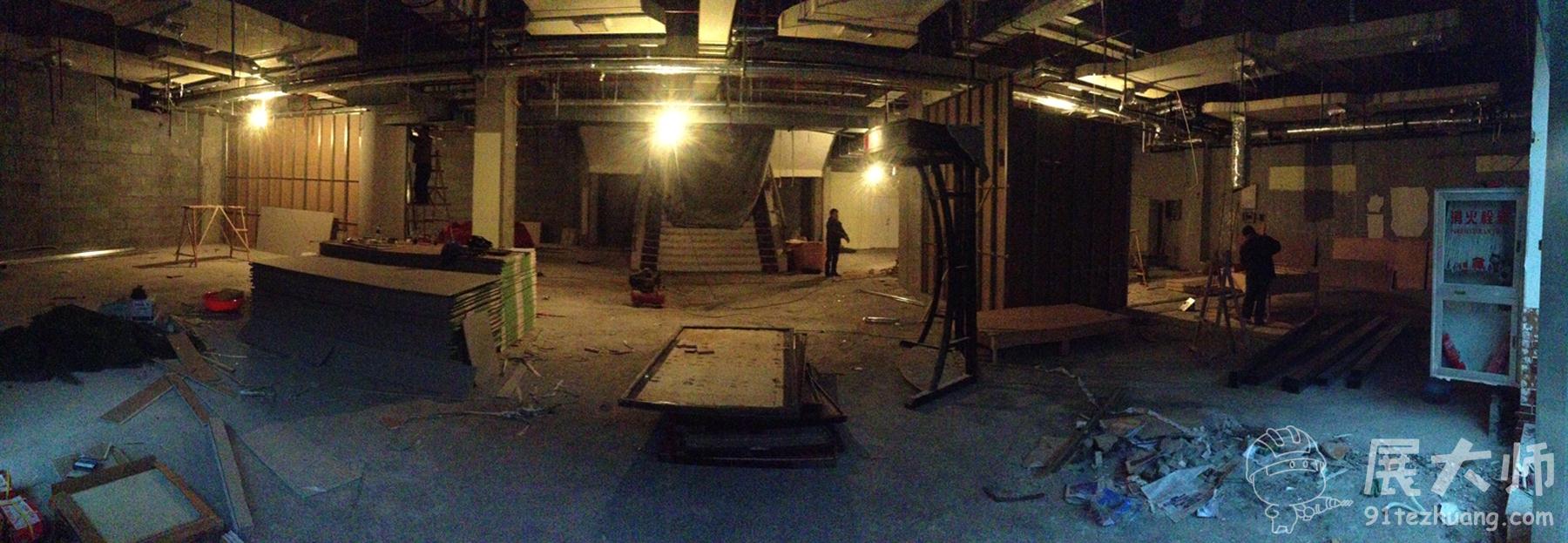 展廳全貌，材料進場