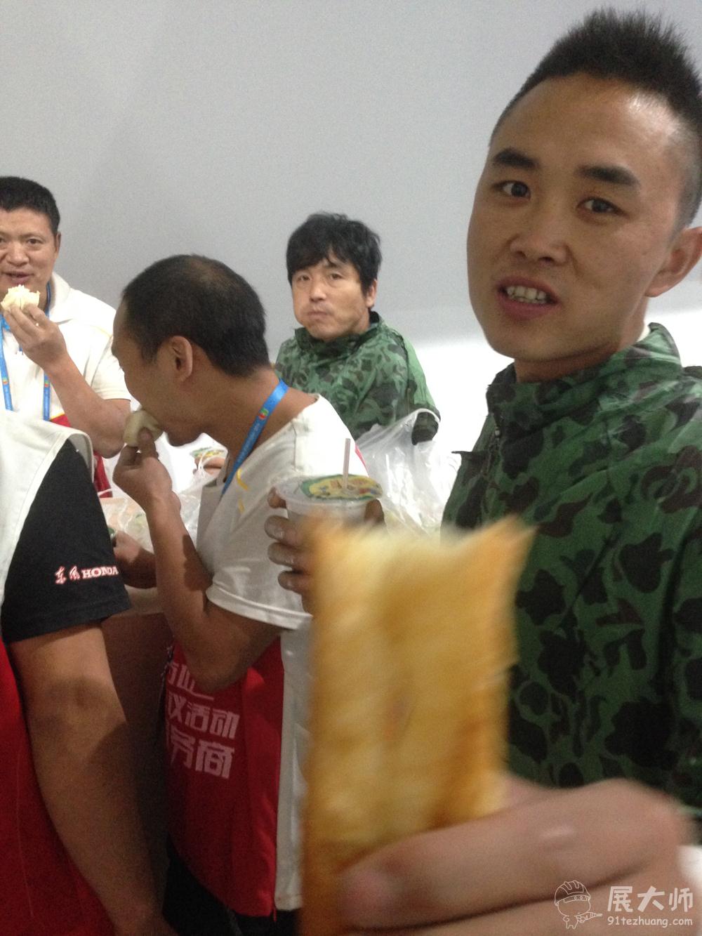 第四天早晨的早飯,瞧這個(gè)帥小伙
