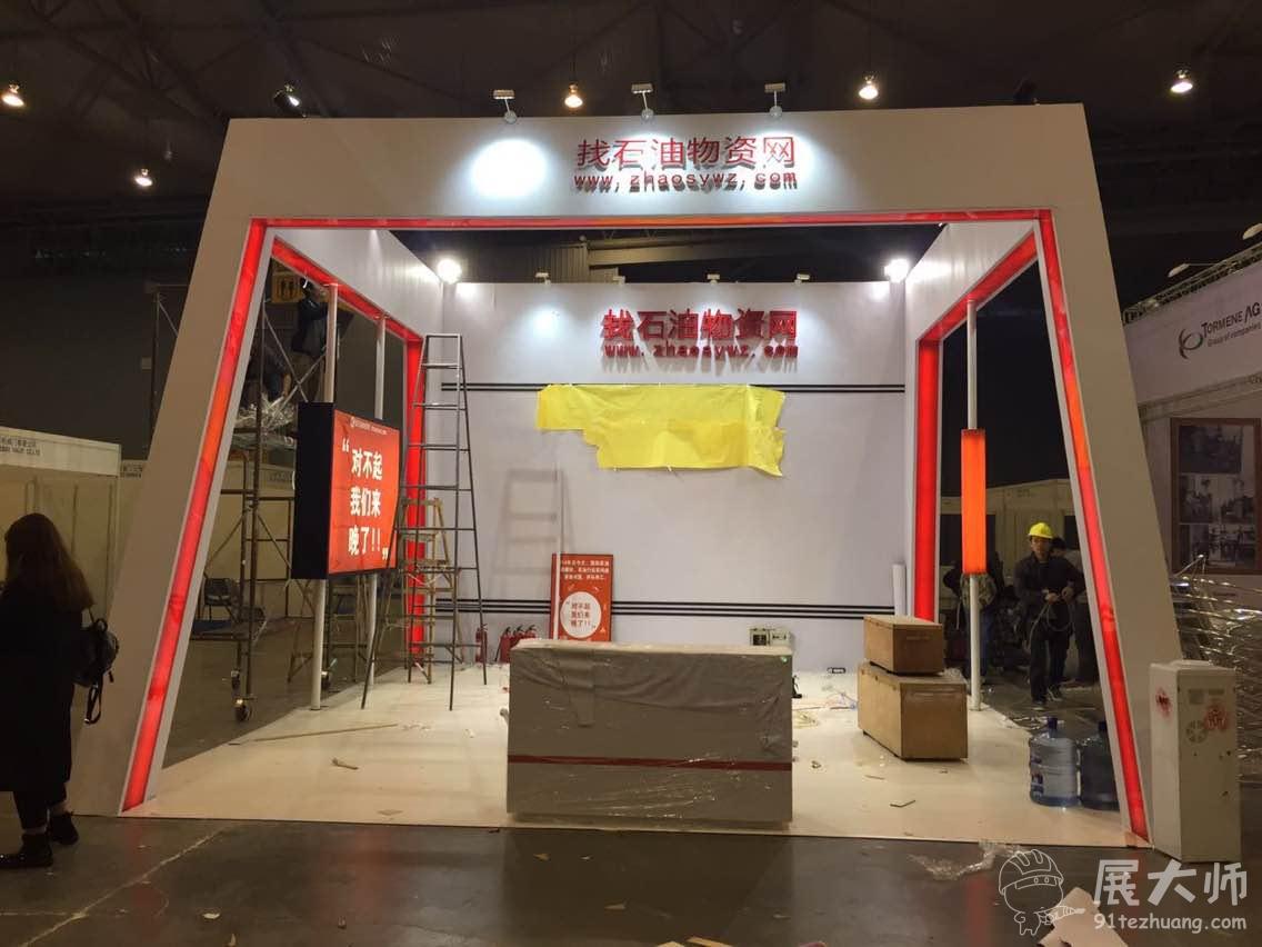 燈光中，展臺(tái)格外耀眼奪目。