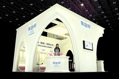 36平米展臺設(shè)計制作：三面開口/歐式/木質(zhì)結(jié)構(gòu)/米色，為嬰幼展展商而作（免費(fèi)使用）